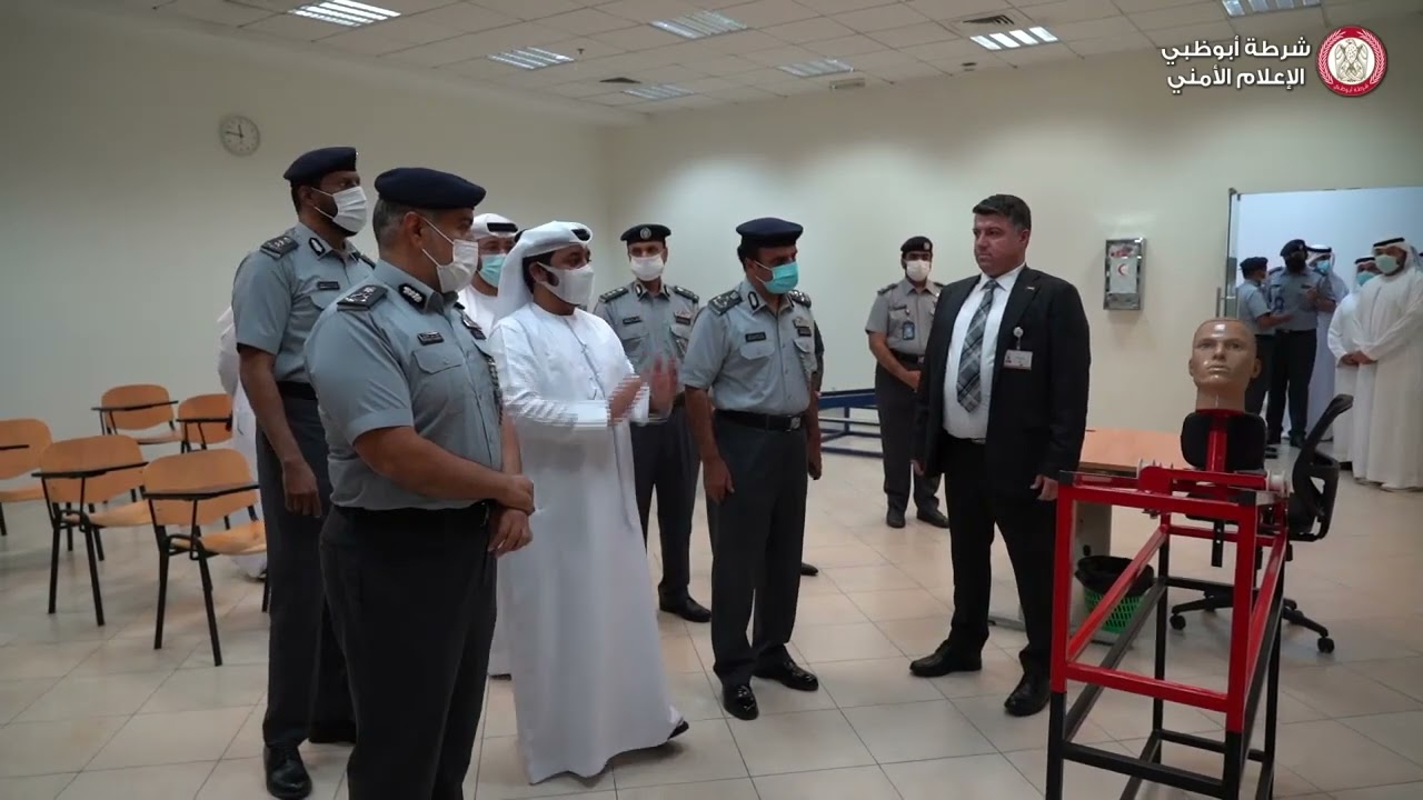 تهنئة قائد عام شرطة أبوظبي للمناوبين خلال جولة تفقدية